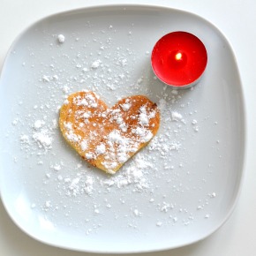 Cuore di Pancake a colazione. San Valentino è nell’aria.